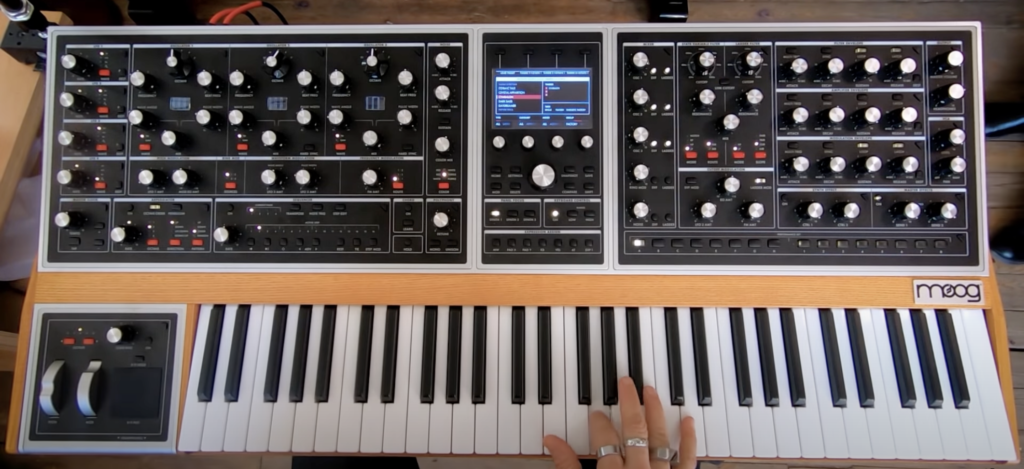 fotrografía de un Sintetizador Moog One siendo interpretado